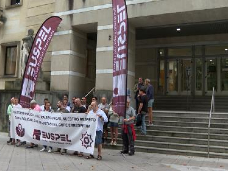 Ertzainas del sindicato Euspel se han concentrado para protestar por los ataques del fin de semana