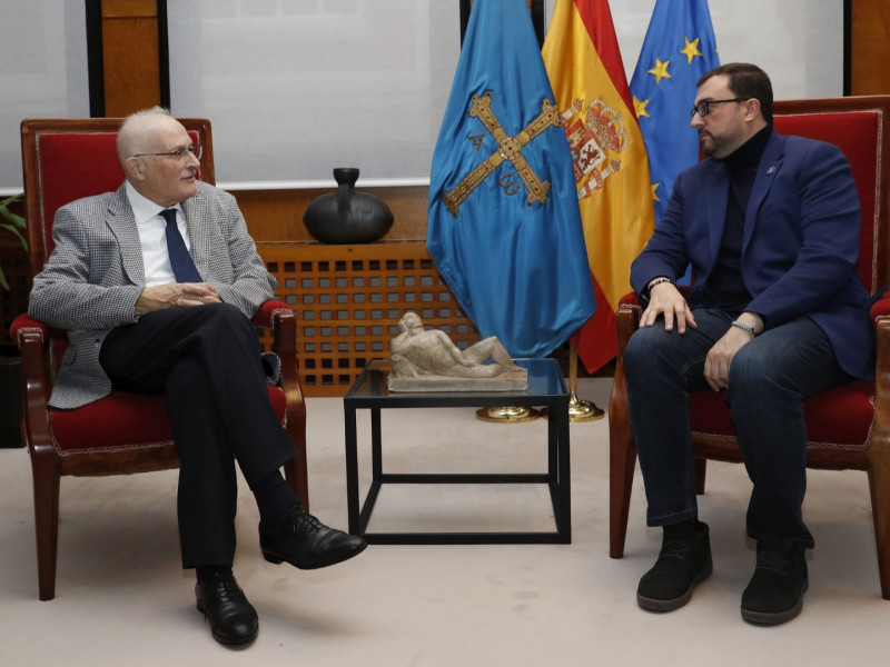 El expresidente del Principado Antonio Trevín (i) y el presidente actual, Adrián Barbón (d), en la sede de la Presidencia del Principado