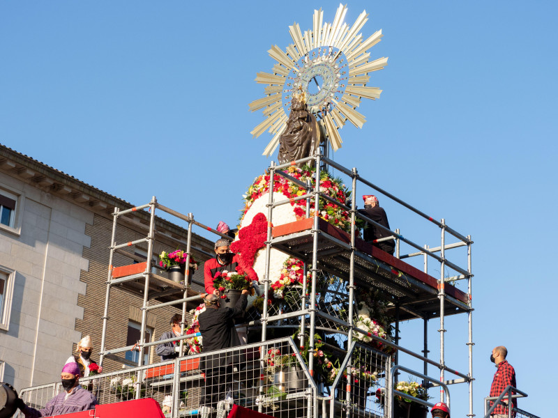 2H0DAWW Zaragoza, Spain. 12th october,, 2021. On the occasion of the festivities of the Virgen del Pilar, patron saint of Hispanidad, thousands of people procession handing out flowers with which a colorful mantle is woven..Juan Antonio Perez/Alamy Live