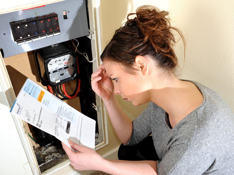 Una mujer revisa la factura de la luz