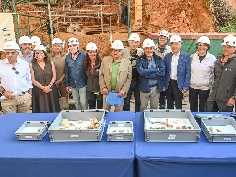 El consejero de Cultura, Turismo y Deporte, Gonzalo Santonja, y los codirectores del Proyecto Atapuerca, presentan los resultados de la campaña de excavaciones