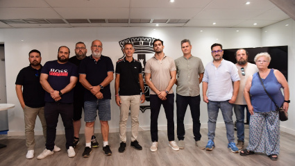 Los representantes de las peñas con la nueva propiedad del FC Cartagena