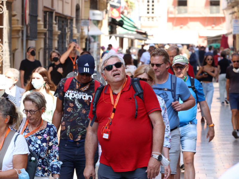 Varios turistas pasean por la calles de Málaga