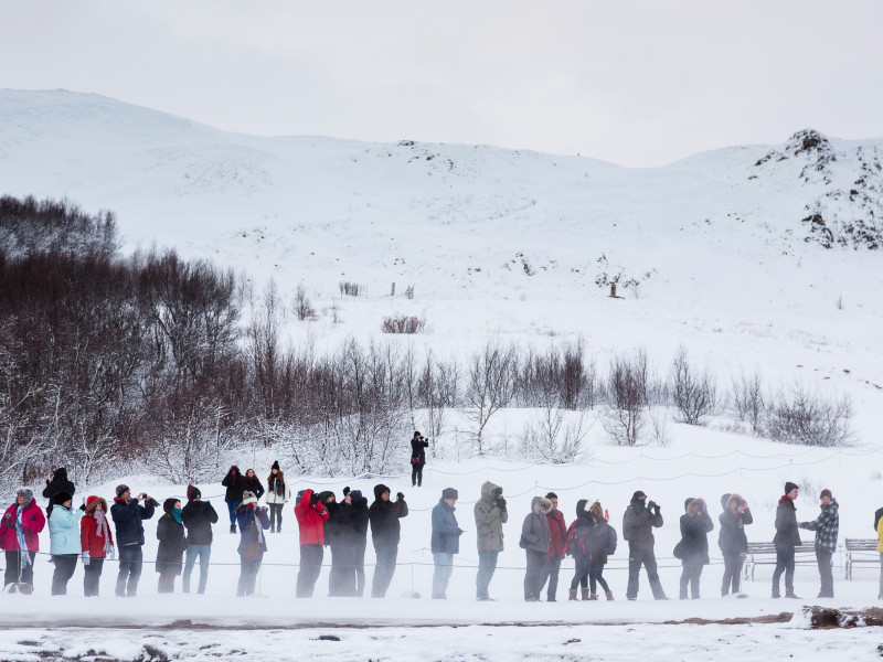 Turistas en el géiser de Strokkur