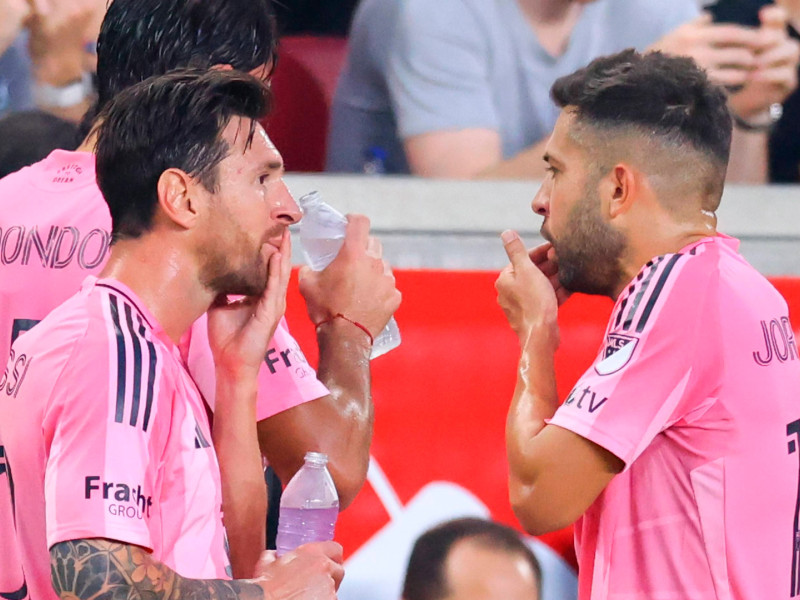 Leo Messi y Jordi Alba, en un descanso durante un partido con el Inter Miami