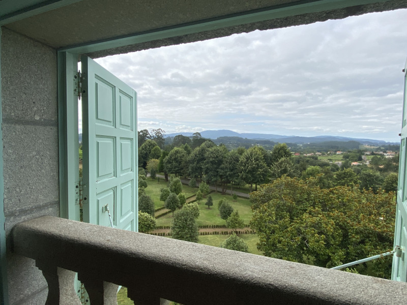 Vistas desde el interior del Pazo Baión a los viñedos