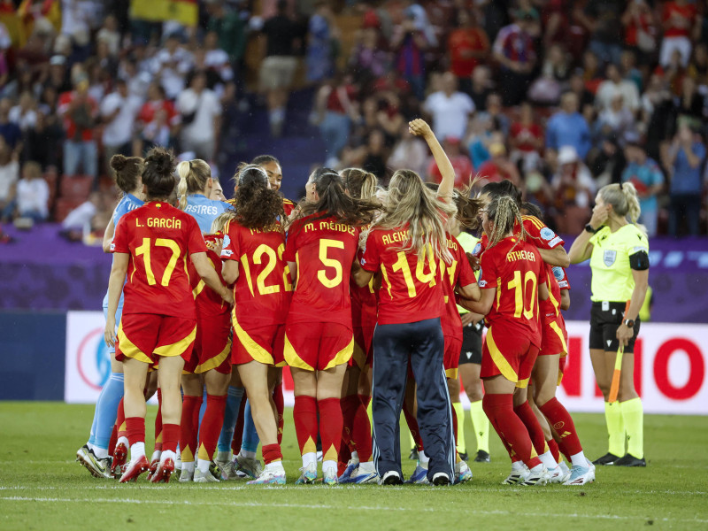Las jugadoras de la selección española celebran su victoria a la finalización del el encuentro correspondiente a la semifinal de la Eurocopa Femenina 2025 que han disputado hoy miércoles las selecciones de Alemania y España en el estadio Letzigrund de Zúrich