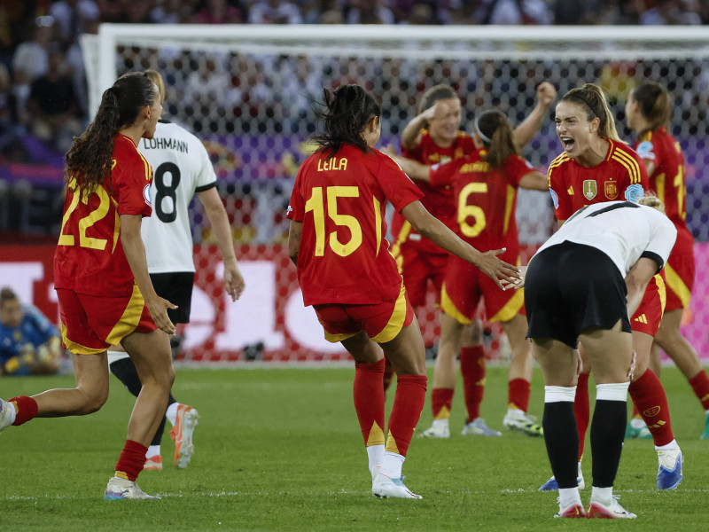 Las jugadoras de la selección española celebran su victoria a la finalización del encuentro correspondiente a la semifinal de la Eurocopa Femenina 2025 que han disputado hoy miércoles las selecciones de Alemania y España en el estadio Letzigrund de Zúrich