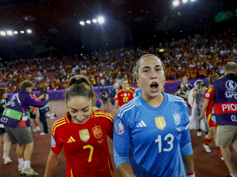 Las jugadoras de la selección española celebran su victoria a la finalización del encuentro correspondiente a la semifinal de la Eurocopa Femenina 2025 que han disputado hoy miércoles las selecciones de Alemania y España en el estadio Letzigrund de Zúrich
