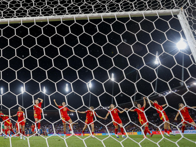 Las jugadoras de la selección española celebran su victoria a la finalización del encuentro correspondiente a la semifinal de la Eurocopa Femenina 2025 que han disputado hoy miércoles las selecciones de Alemania y España en el estadio Letzigrund de Zúrich