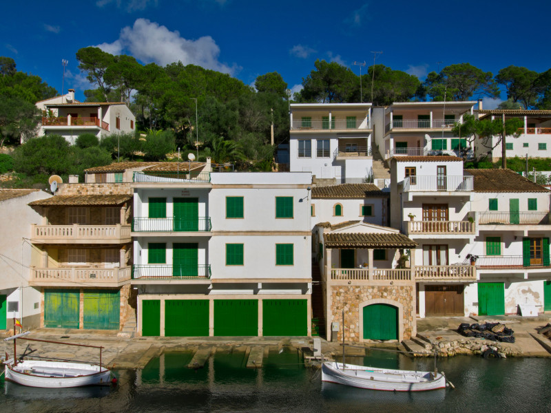 Entrada del puerto de Cala Figuera con barcos de pesca, casas y villas, Mallorca Baleares