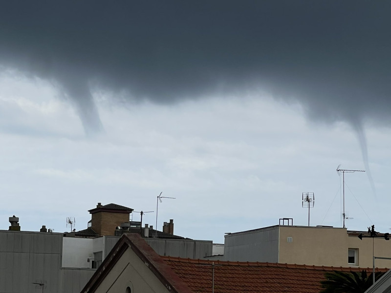 Tubas en las nubes durante los chubascos en Vilassar de Mar