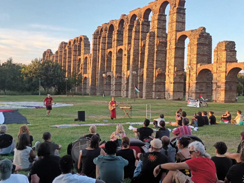 Mérida alza su voz por Palestina en un acto simbólico de apoyo en el Acueducto de Los Milagros