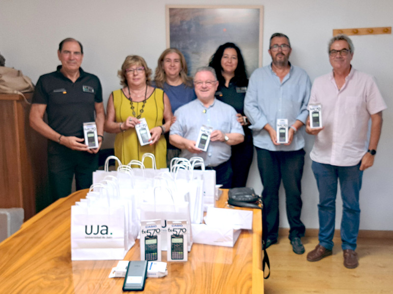 El curso ‘Matemagia’ y la donación de calculadoras al centro penitenciario reflejan el compromiso real de la UJA con la igualdad, la diversidad y la justicia social