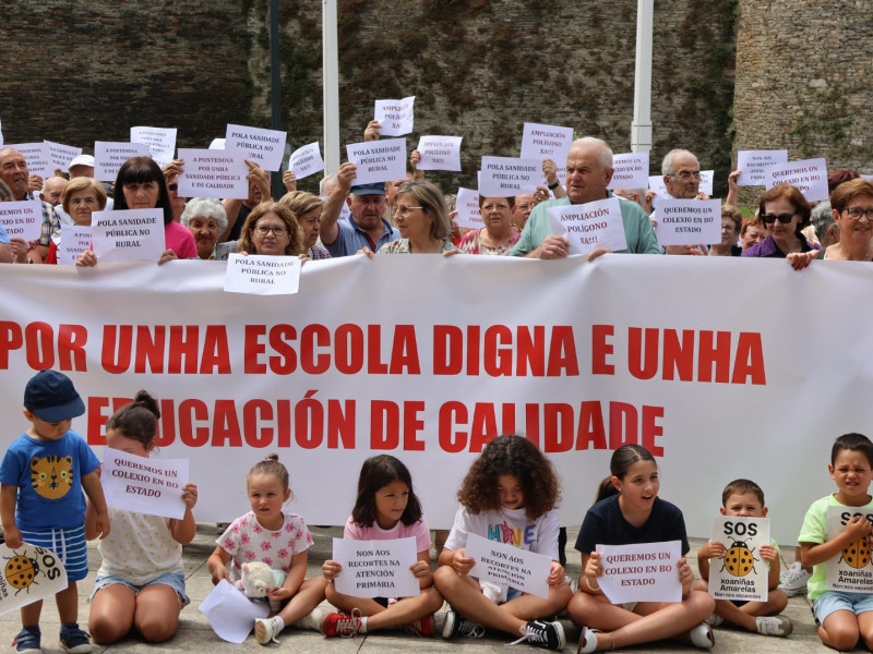 Los manifestantes reclamaron la reapertura de un aula de infantil cerrada en el colegio local