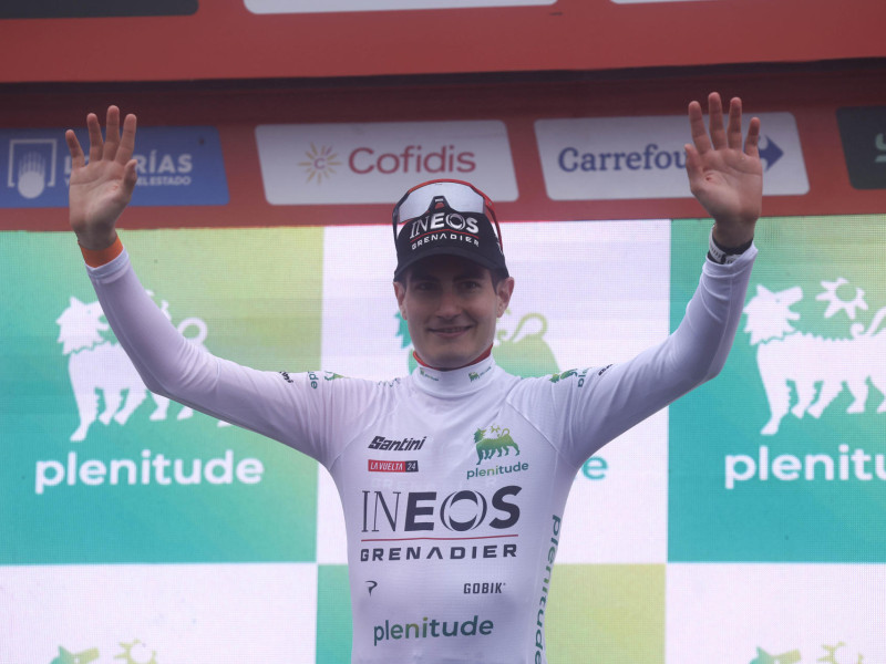 El ciclista Carlos Rodríguez posa en el podio con el maillot de mejor joven a la finalización de la decimosexta etapa de la Vuelta ciclista a España