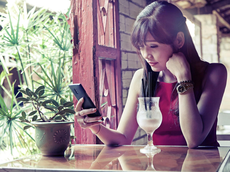 Las vacaciones son un momento perfecto para que los ladrones de datos o carteristas digitales intenten colarse en tu móvil.