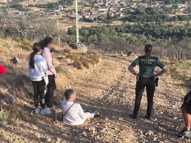 Agentes de la Guardia Civil de Zamora ayudan a un senderista