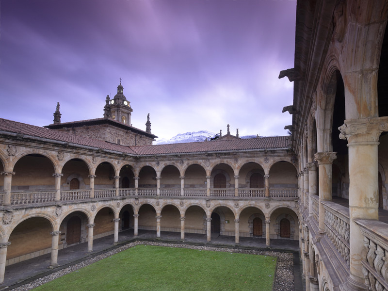 El claustro es uno de los espacios más conocidos de la universidad