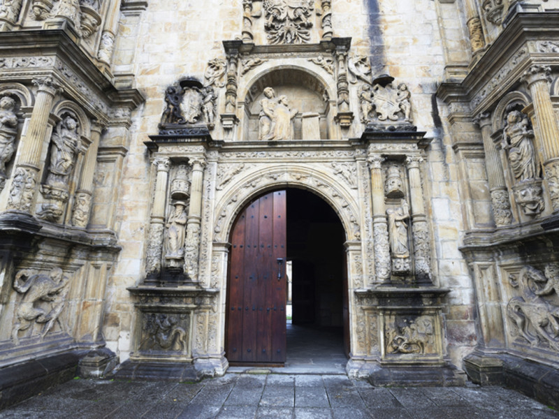 La fachada es una joya del renacimiento vasco