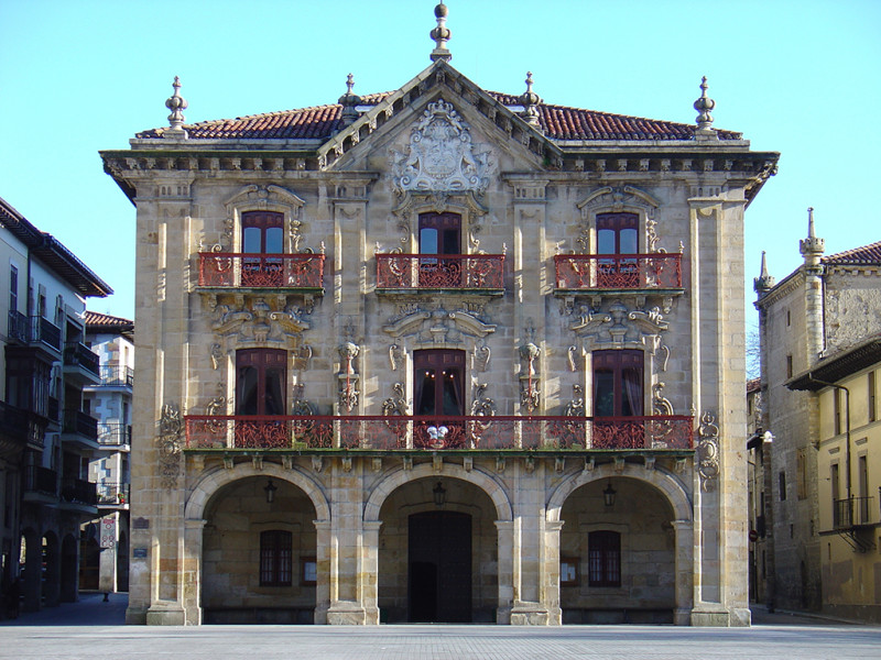 Numerosos palacios y casas-torre se reparten por el casco urbano de Oñati
