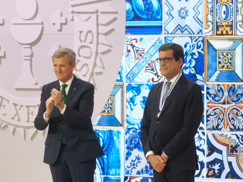 El presidente de la Xunta de Galicia, Alfonso Rueda, acompañado de los miembros del Ejecutivo autonómico, preside la entrega de las Medallas de Galicia 2025 al alcalde de Oporto, Rui Moreira, a 24 de julio de 2025, en Santiago de Compostela, Galicia (España). En esta edición, se reconoce con la Medalla de Oro a la princesa Leonor, así como a los alcaldes de Oporto, Rui Moreira, y Braga, Ricardo Río.César Arxina / Europa Press24/7/2025