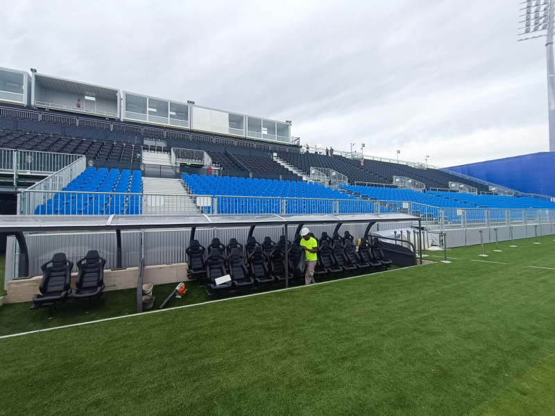 Los operarios ultiman los detalles antes de la inauguración del estadio