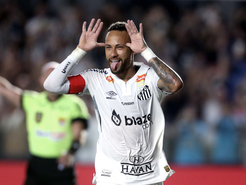 Neymar celebra un gol en un partido con el Santos