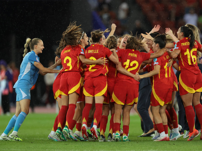 Las jugadoras de la selección española celebran la clasificación para la final