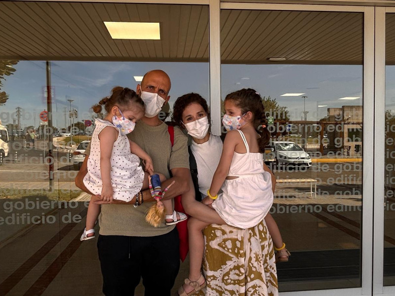 Padres de Lucía junto a su hija mayor