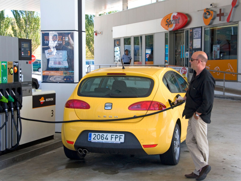 Un hombre reposta gasolina en Pamplona