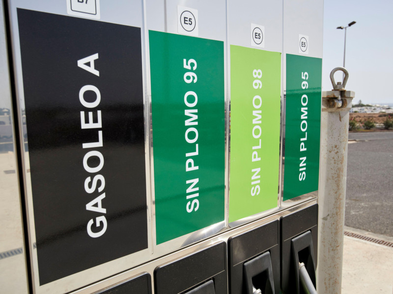 Surtidores de gasolina sin plomo y diésel en una gasolinera de Playa Blanca, Lanzarote, Islas Canarias
