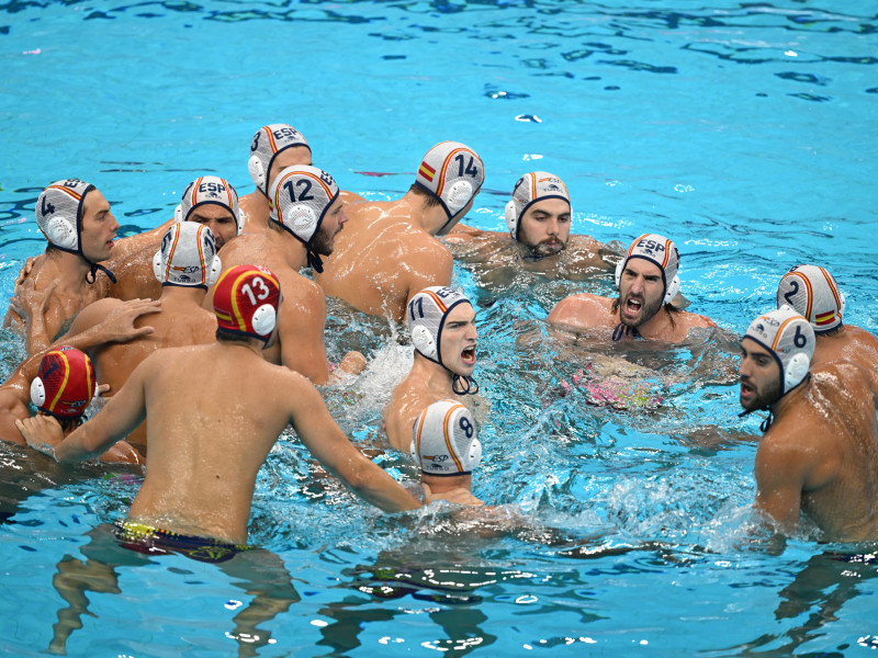 La selección masculina de Waterpolo celebra la victoria en la final ante Hungría