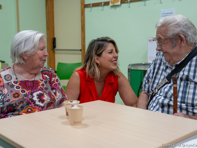 La alcaldesa con varios abuelos