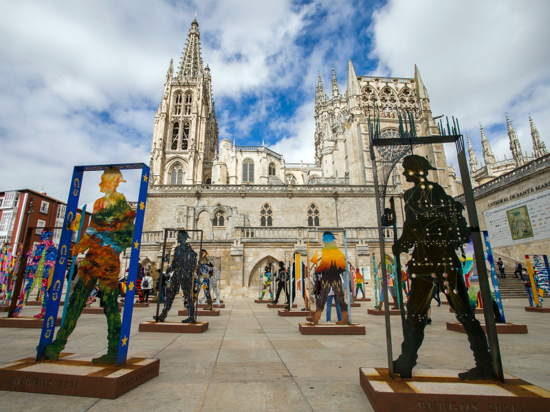 Esculturas de peregrinos a su paso por Burgos