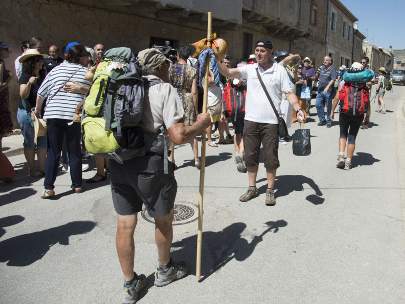 Peregrinos realizan el Camino de Santiago en Burgos