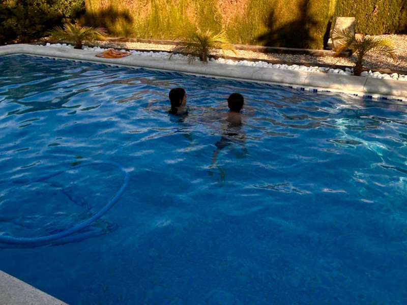 Menores jugando en una piscina