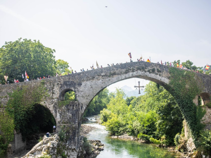 Peregrinos a su paso por el puente de Cangas de Onís