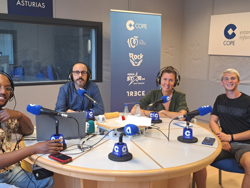 La coordinadora de Dinamizadores de la programación de Centros Sociales de Oviedo, Sofía Paredes, junto a los dinamizadores Manuel y Eric, en COPE
