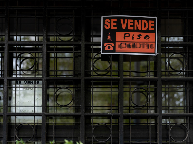 Vista de un cartel de 'Se vende' en un portal de España