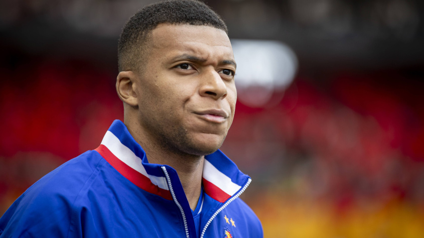 Kylian Mbappé antes de jugar un partido con Francia