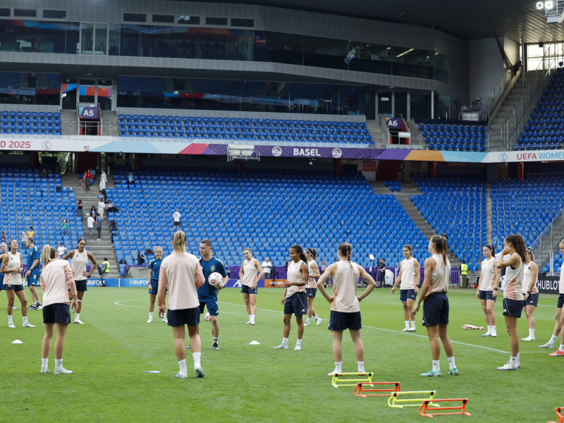 La selección española entrenando en St. Jakob Park, estadio de la final