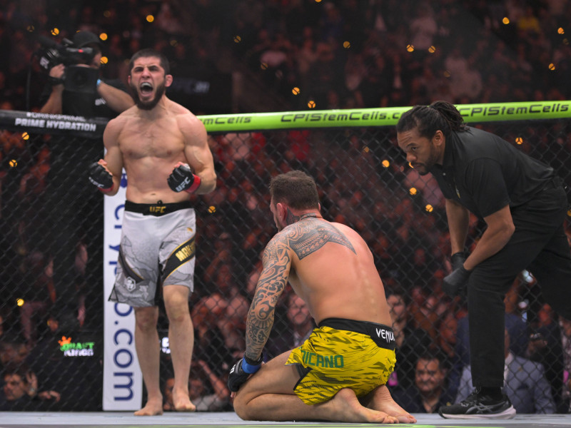 Islam Makhachev ganando a Moicano en su última defensa de título del peso lígero