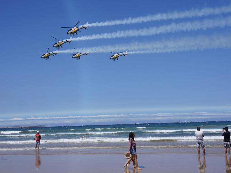Aviones sobrevuelan la playa de San Lorenzo
