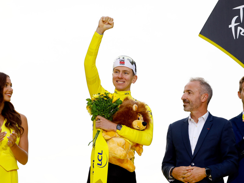 Tadej Pogacar, en lo más alto del podio final del Tour de Francia 2025