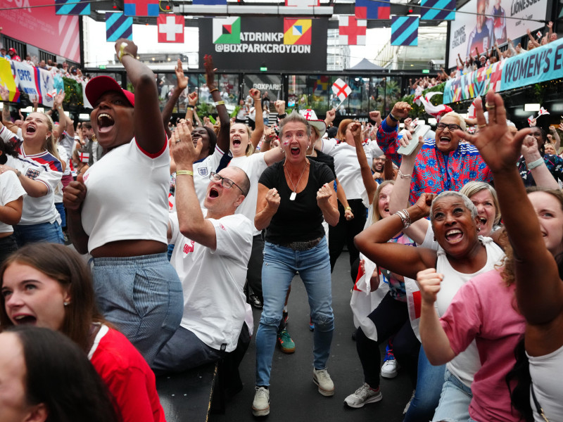 Los aficionados ingleses celebran el triunfo de su selección en la Eurocopa