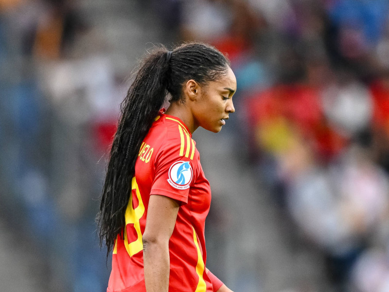 Salma Paralluelo, cabizbaja tras fallar el penalti en la final de la Eurocoa femenina