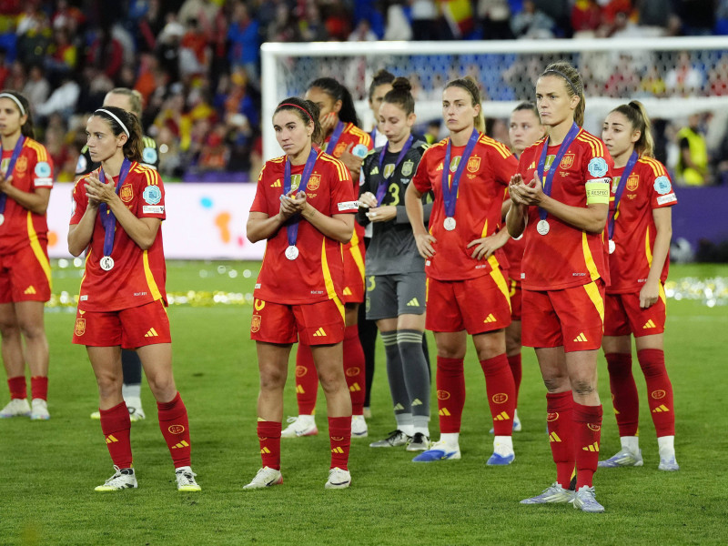 Las jugadoras Selección Española Femenina de Fútbol, cabizbajas tras la derrota en la final de la Eurocopa