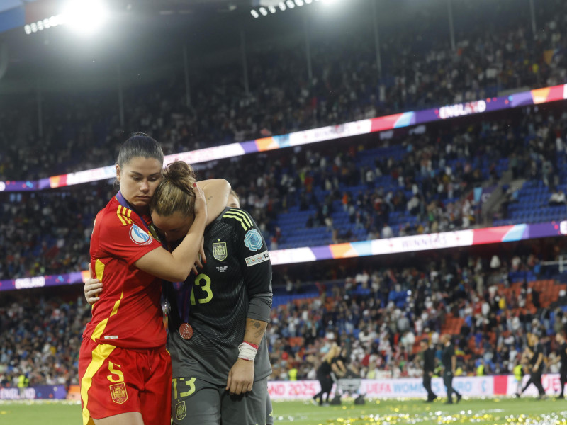Las jugadoras de la selección española María Méndez (i) y Cata Coll (d) tras recibir la medalla de subcampeonas de la final de la Eurocopa Femenina 2025 que han disputado este domingo frente a Inglaterra en el St. Jakob Park de Basilea