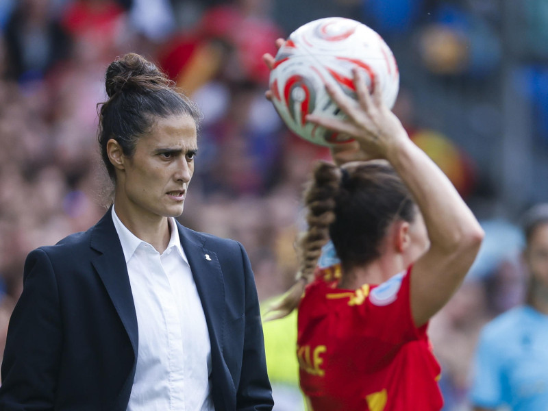 La entrenadora de la selección española, Montse Tomé, durante el encuentro correspondiente a la final de la Eurocopa Femenina 2025 que disputan este domingo España e Inglaterra en el St. Jakob Park de Basilea